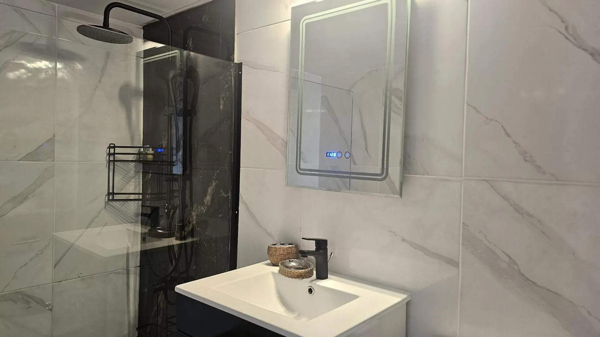 Stay Van Gogh Apartment Larnaca